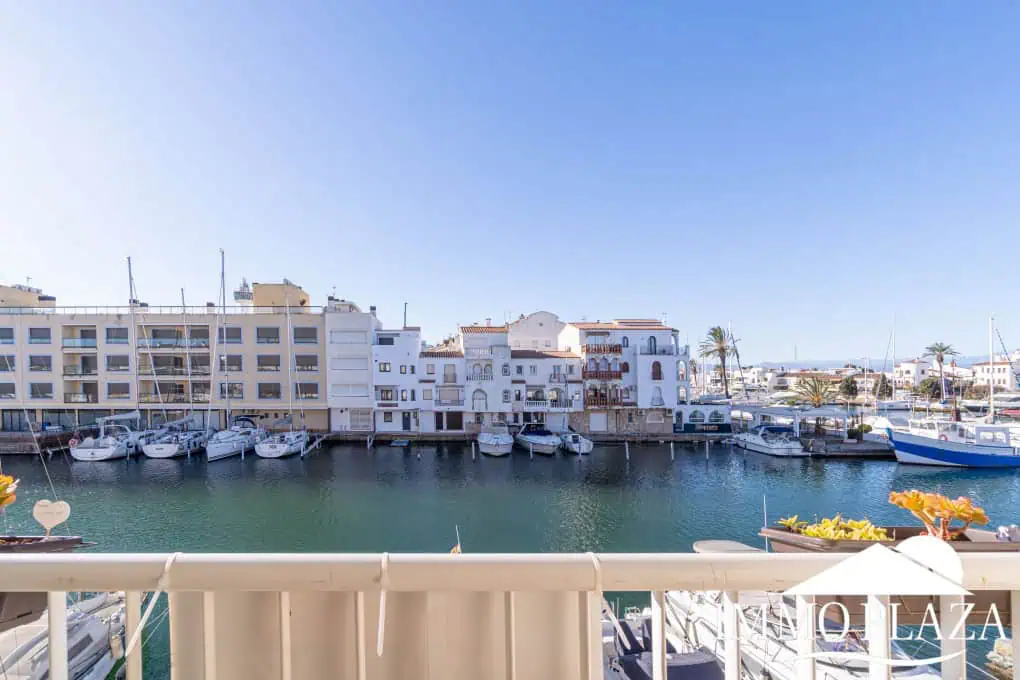 Corner Apartment + Tourist License! Canal view, south-facing, 5 minutes from the beach; 2 bedrooms, 1 bathroom, 2 terraces, parking + private storage