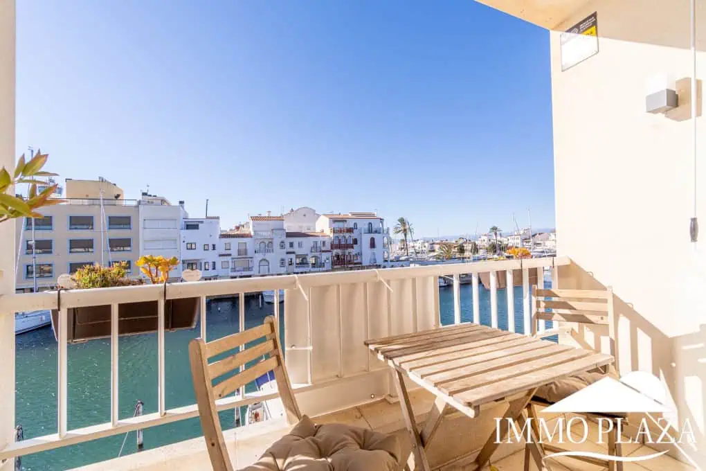 Corner Apartment + Tourist License! Canal view, south-facing, 5 minutes from the beach; 2 bedrooms, 1 bathroom, 2 terraces, parking + private storage