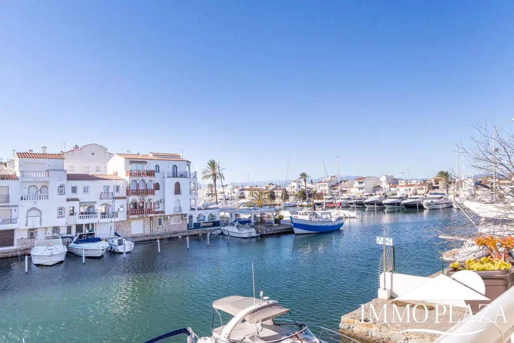 Corner Apartment + Tourist License! Canal view, south-facing, 5 minutes from the beach; 2 bedrooms, 1 bathroom, 2 terraces, parking + private storage