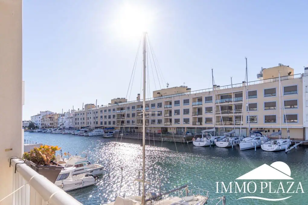 Corner Apartment + Tourist License! Canal view, south-facing, 5 minutes from the beach; 2 bedrooms, 1 bathroom, 2 terraces, parking + private storage
