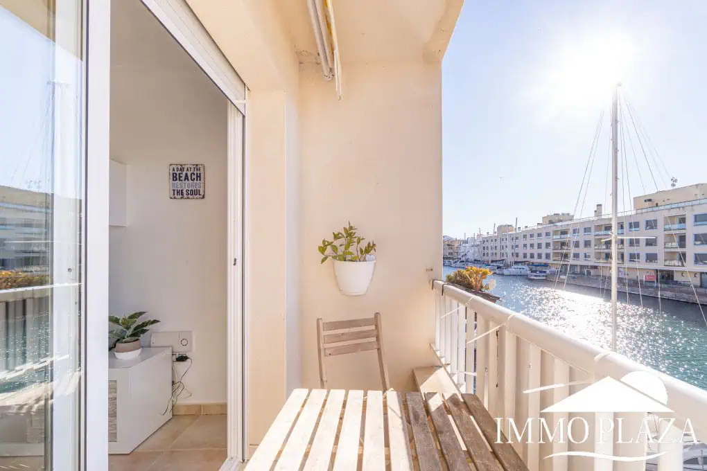 Corner Apartment + Tourist License! Canal view, south-facing, 5 minutes from the beach; 2 bedrooms, 1 bathroom, 2 terraces, parking + private storage