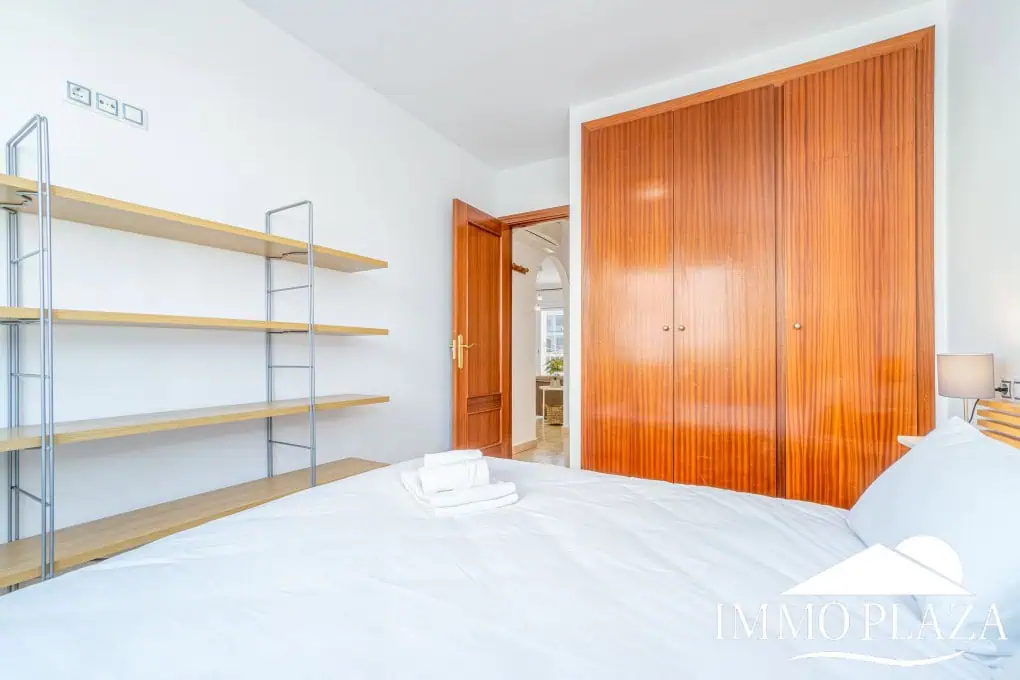 Corner Apartment + Tourist License! Canal view, south-facing, 5 minutes from the beach; 2 bedrooms, 1 bathroom, 2 terraces, parking + private storage