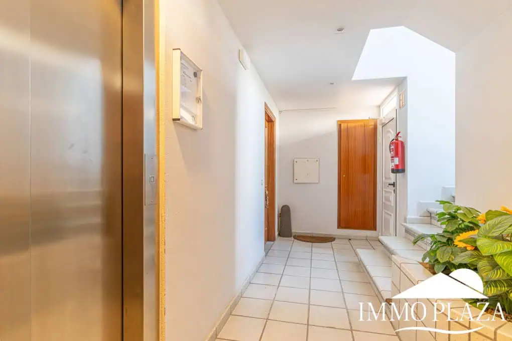 Corner Apartment + Tourist License! Canal view, south-facing, 5 minutes from the beach; 2 bedrooms, 1 bathroom, 2 terraces, parking + private storage