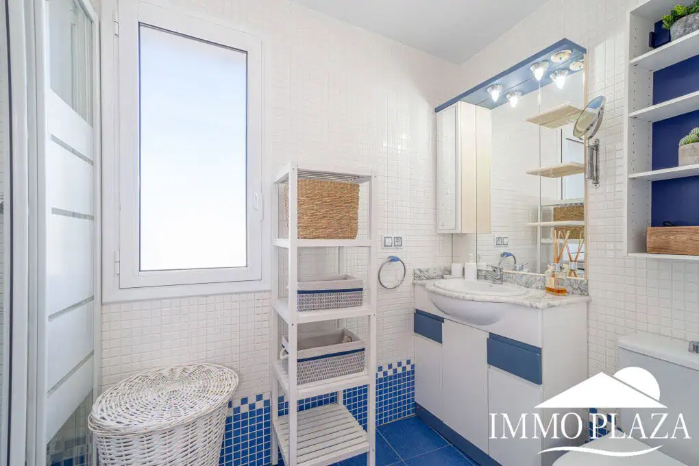 Corner Apartment + Tourist License! Canal view, south-facing, 5 minutes from the beach; 2 bedrooms, 1 bathroom, 2 terraces, parking + private storage