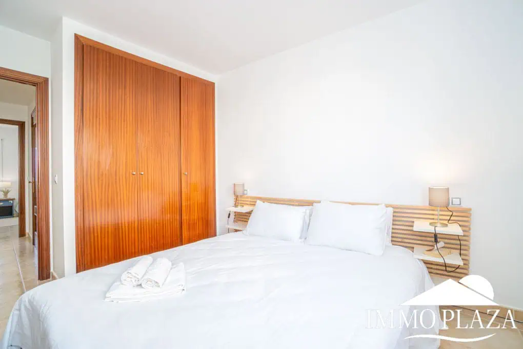 Corner Apartment + Tourist License! Canal view, south-facing, 5 minutes from the beach; 2 bedrooms, 1 bathroom, 2 terraces, parking + private storage