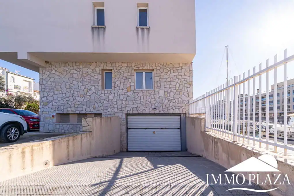 Corner Apartment + Tourist License! Canal view, south-facing, 5 minutes from the beach; 2 bedrooms, 1 bathroom, 2 terraces, parking + private storage