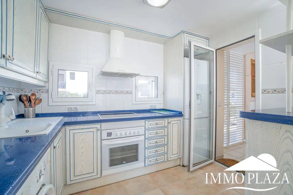 Corner Apartment + Tourist License! Canal view, south-facing, 5 minutes from the beach; 2 bedrooms, 1 bathroom, 2 terraces, parking + private storage