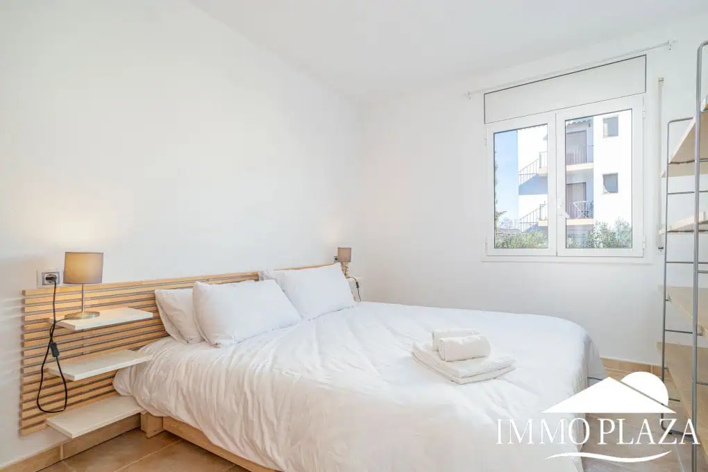 Corner Apartment + Tourist License! Canal view, south-facing, 5 minutes from the beach; 2 bedrooms, 1 bathroom, 2 terraces, parking + private storage