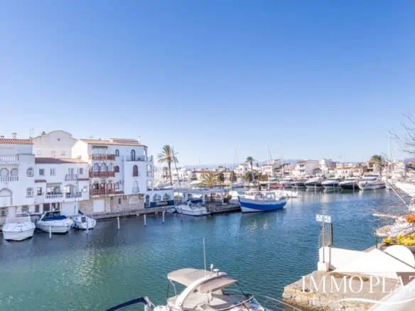 Corner Apartment + Tourist License! Canal view, south-facing, 5 minutes from the beach; 2 bedrooms, 1 bathroom, 2 terraces, parking + private storage