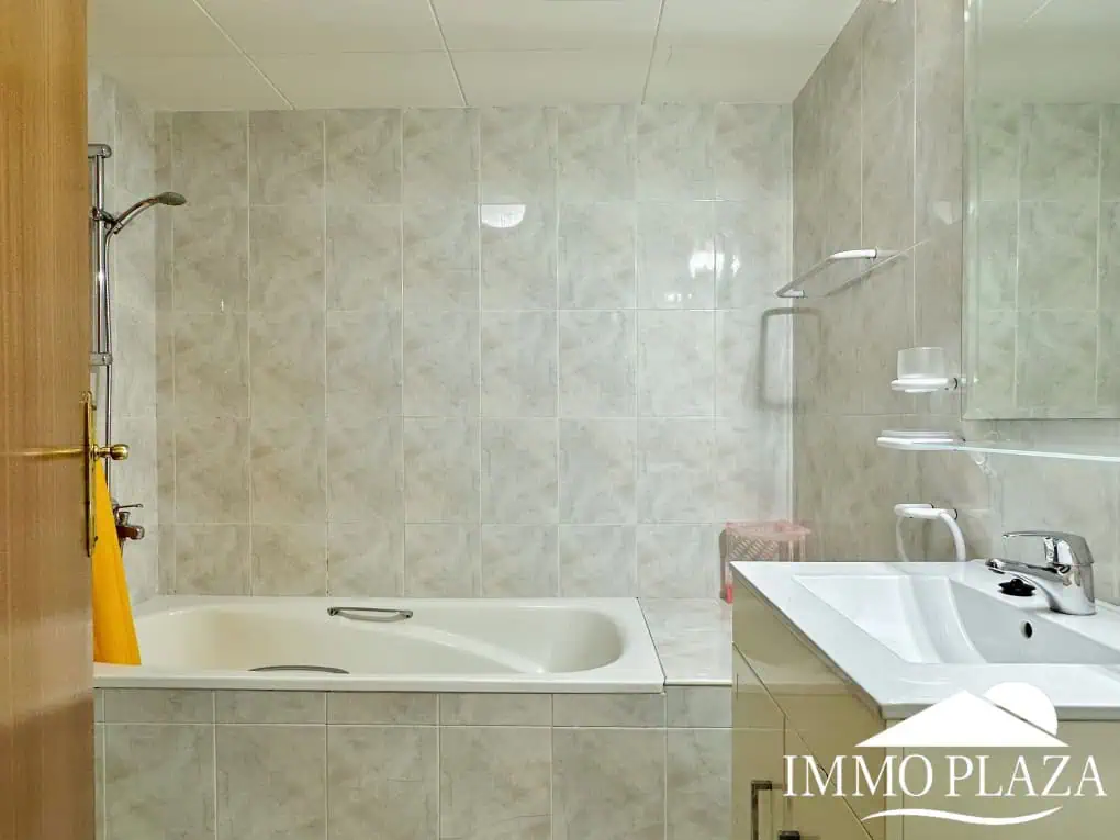 Wunderschöne Villa mit Meerblick + 1 unabhängiges Apartment + 1 Baugrundstück (502 m2), Garage und Privatparkplatz – Roses