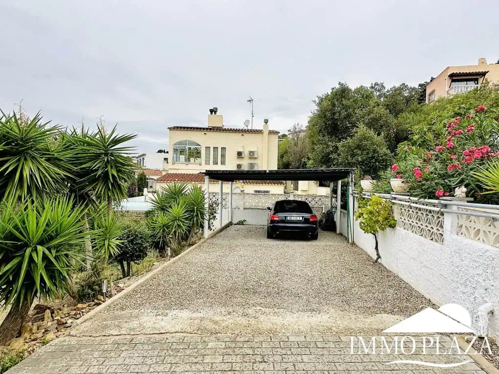Wunderschöne Villa mit Meerblick + 1 unabhängiges Apartment + 1 Baugrundstück (502 m2), Garage und Privatparkplatz – Roses