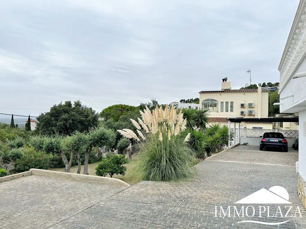 Wunderschöne Villa mit Meerblick + 1 unabhängiges Apartment + 1 Baugrundstück (502 m2), Garage und Privatparkplatz – Roses