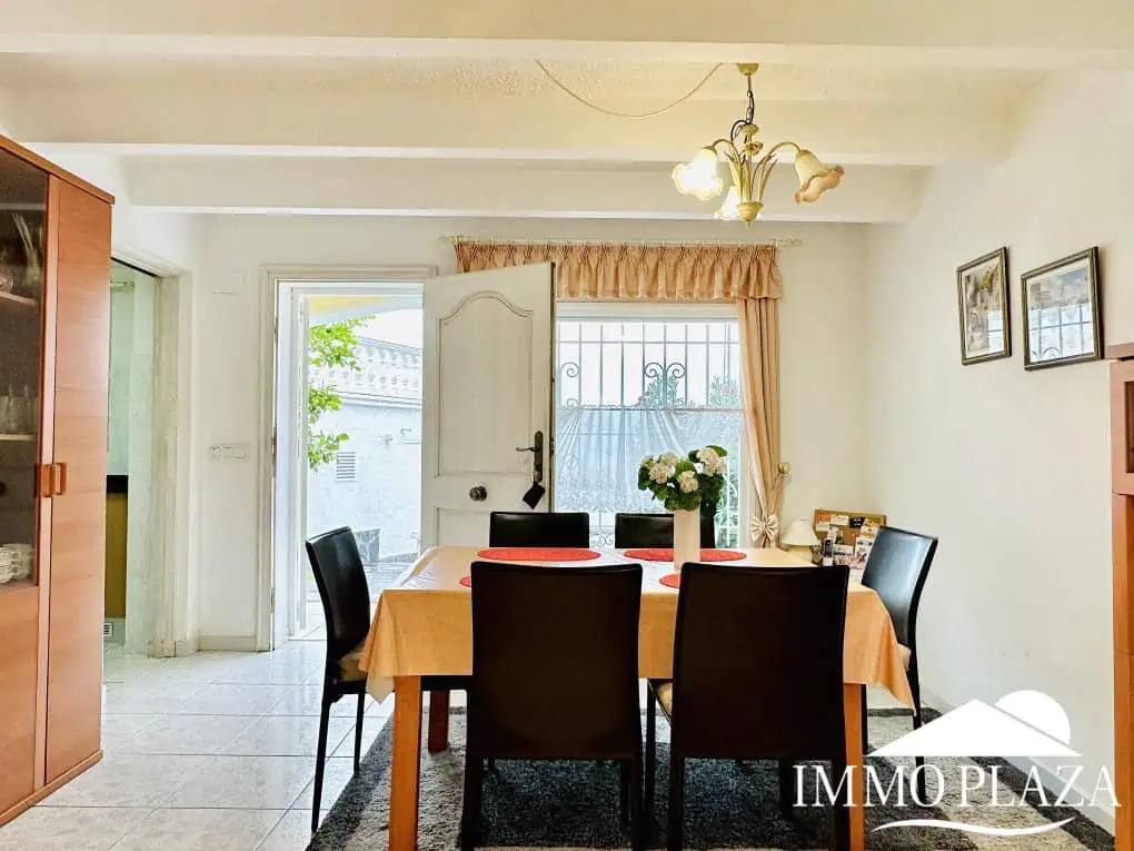 Wunderschöne Villa mit Meerblick + 1 unabhängiges Apartment + 1 Baugrundstück (502 m2), Garage und Privatparkplatz – Roses