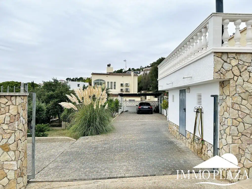 Wunderschöne Villa mit Meerblick + 1 unabhängiges Apartment + 1 Baugrundstück (502 m2), Garage und Privatparkplatz – Roses
