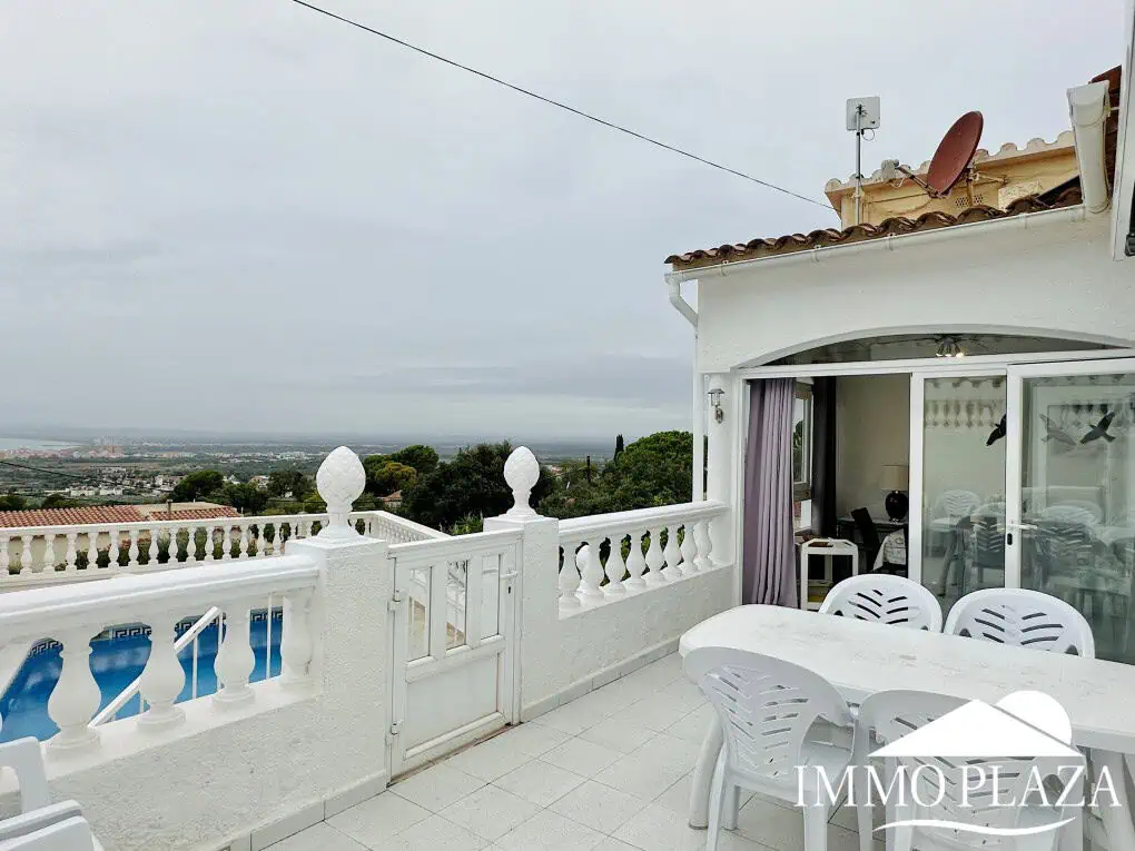 Wunderschöne Villa mit Meerblick + 1 unabhängiges Apartment + 1 Baugrundstück (502 m2), Garage und Privatparkplatz – Roses
