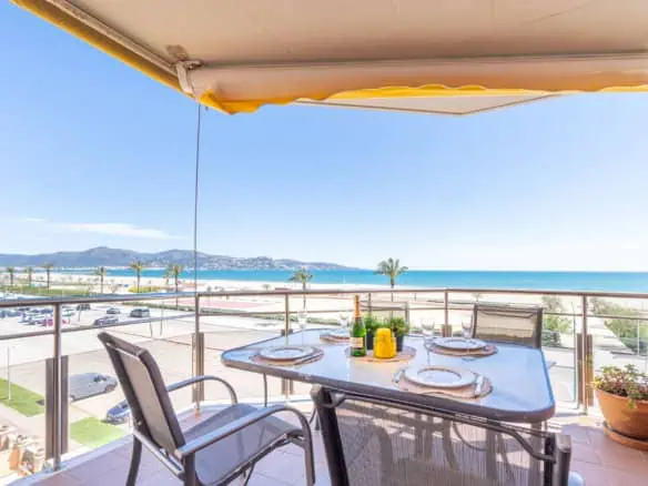 Penthouse in first sea line with 2 bedrooms, 2 baths and a private garage in the basement – Empuriabrava