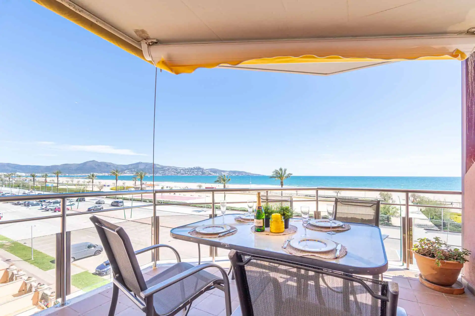 0804202495928_211 Penthouse in first sea line with 2 bedrooms, 2 baths and a private garage in the basement – Empuriabrava