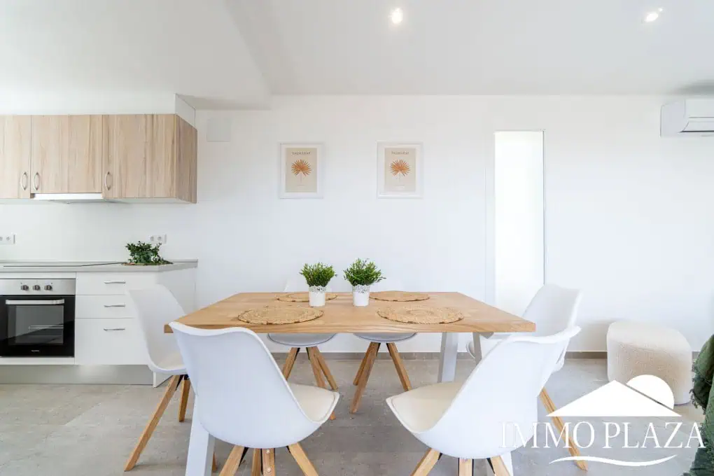 Charmant moderne villa met zeezicht; 3 slaapkamers, 2 badkamers, 2 parkings, ruime opbergplaats (zwembad mogelijk)