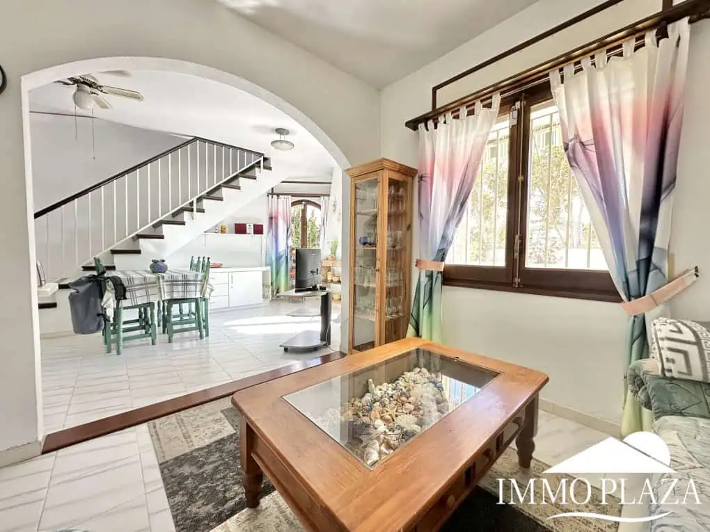 Petite villa située dans un quartier calme et privilégié d’Empuriabrava; près d’un port –  2 chambres, 2 sdb, 1 jardin, 1 garage