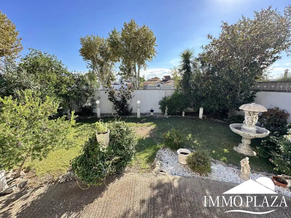 Petite villa située dans un quartier calme et privilégié d’Empuriabrava; près d’un port –  2 chambres, 2 sdb, 1 jardin, 1 garage