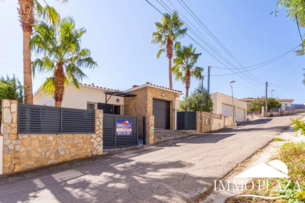 Beautiful modern villa with sea view, 3 bedrooms, 2 bathrooms, garage, swimming pool, garden + Rental Licence !