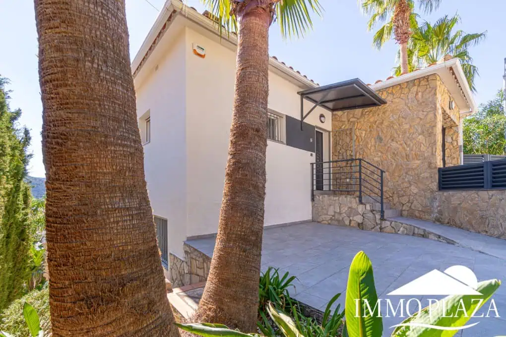 Beautiful modern villa with sea view, 3 bedrooms, 2 bathrooms, garage, swimming pool, garden + Rental Licence !