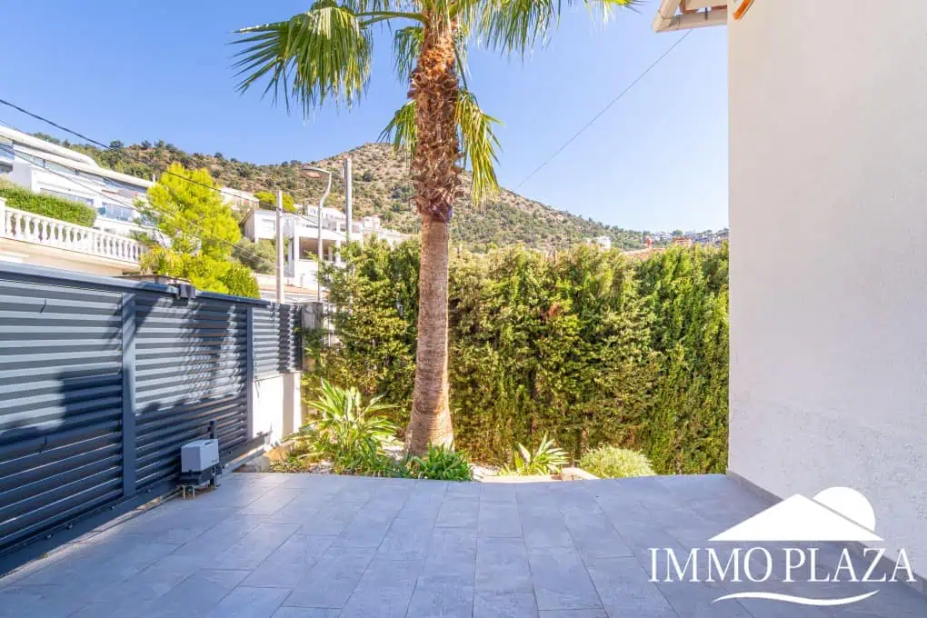 Beautiful modern villa with sea view, 3 bedrooms, 2 bathrooms, garage, swimming pool, garden + Rental Licence !