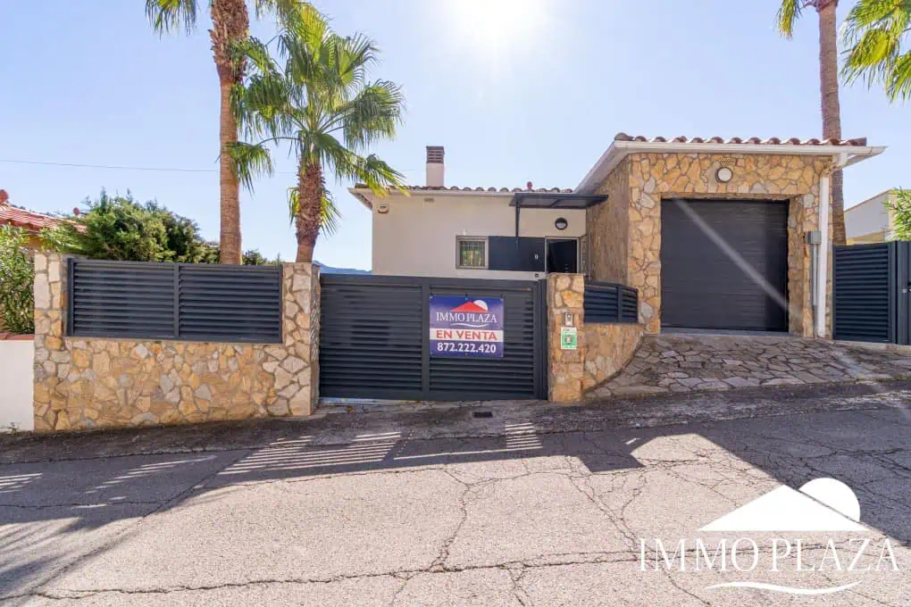 Beautiful modern villa with sea view, 3 bedrooms, 2 bathrooms, garage, swimming pool, garden + Rental Licence !
