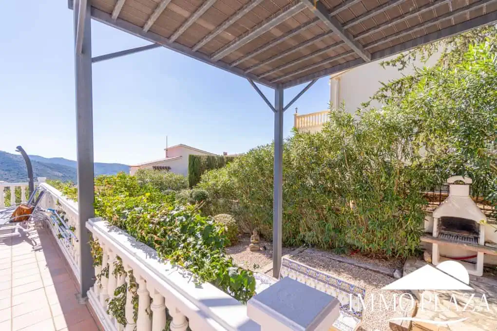 Beautiful modern villa with sea view, 3 bedrooms, 2 bathrooms, garage, swimming pool, garden + Rental Licence !
