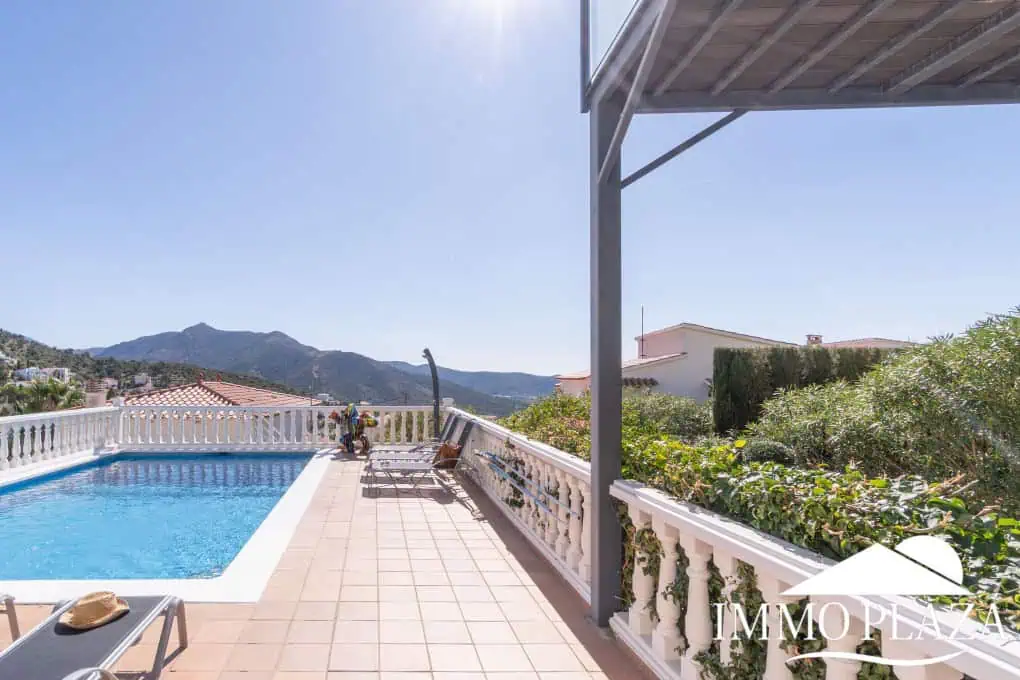 Beautiful modern villa with sea view, 3 bedrooms, 2 bathrooms, garage, swimming pool, garden + Rental Licence !