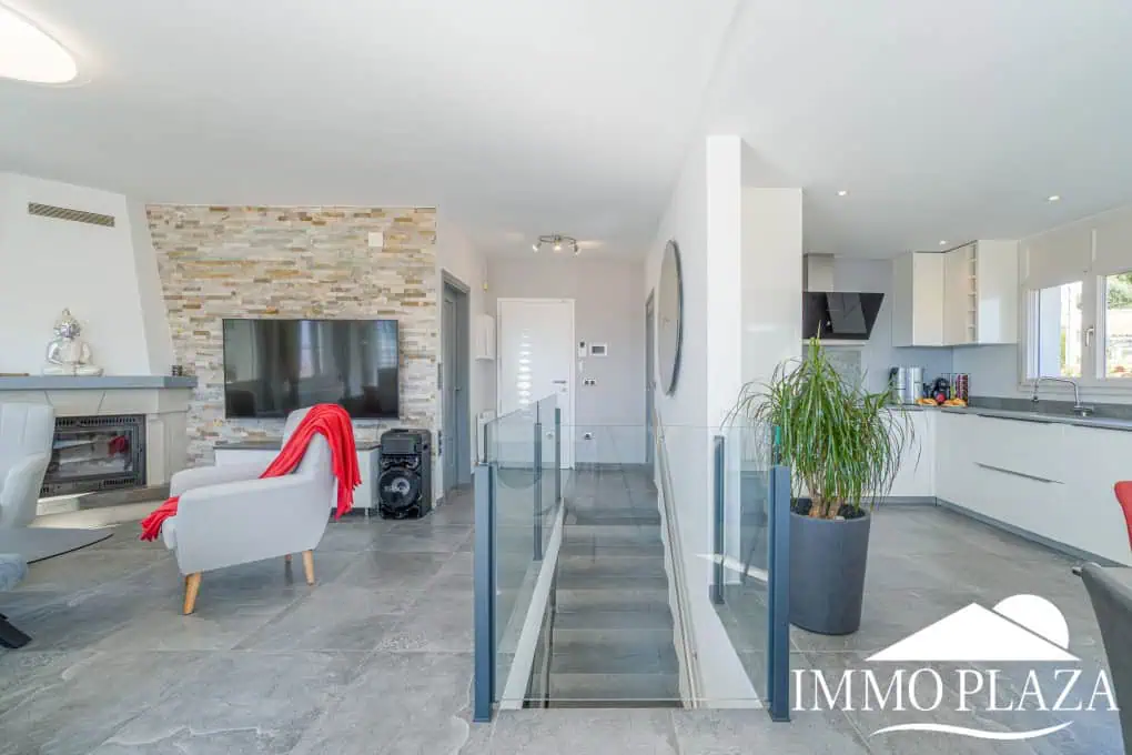 Beautiful modern villa with sea view, 3 bedrooms, 2 bathrooms, garage, swimming pool, garden + Rental Licence !