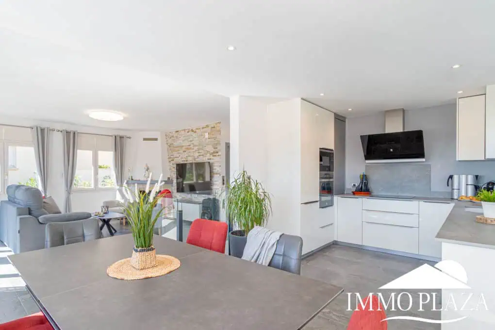 Beautiful modern villa with sea view, 3 bedrooms, 2 bathrooms, garage, swimming pool, garden + Rental Licence !