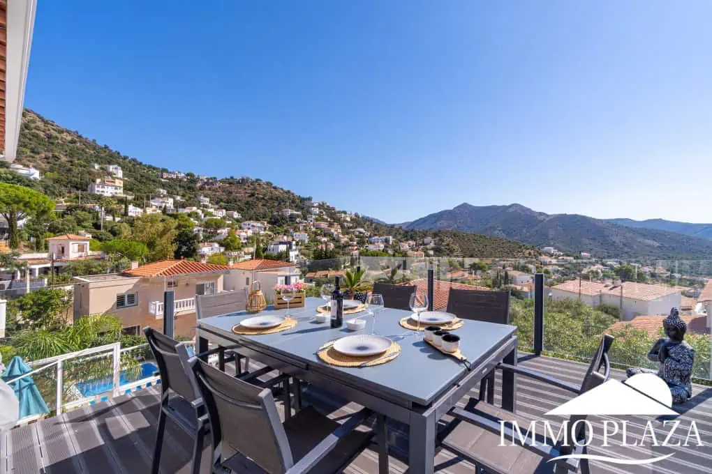 Beautiful modern villa with sea view, 3 bedrooms, 2 bathrooms, garage, swimming pool, garden + Rental Licence !
