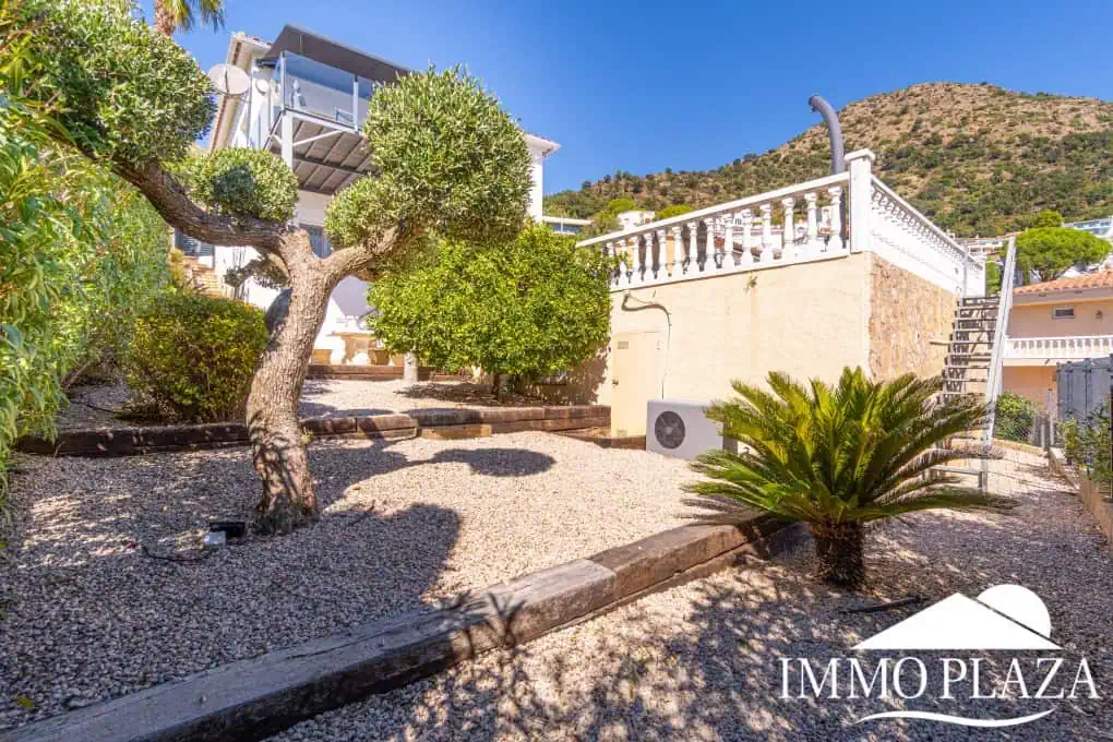 Beautiful modern villa with sea view, 3 bedrooms, 2 bathrooms, garage, swimming pool, garden + Rental Licence !