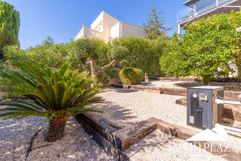 Beautiful modern villa with sea view, 3 bedrooms, 2 bathrooms, garage, swimming pool, garden + Rental Licence !