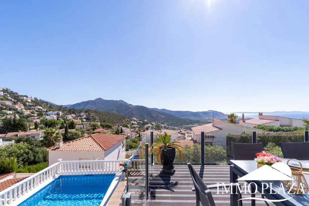 Beautiful modern villa with sea view, 3 bedrooms, 2 bathrooms, garage, swimming pool, garden + Rental Licence !