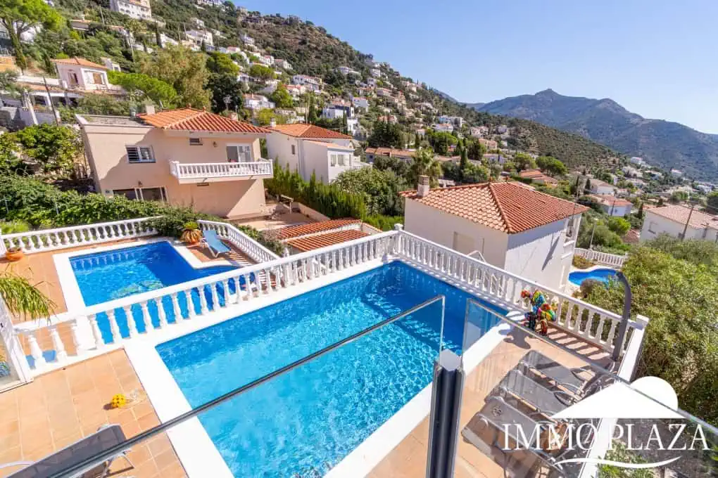 Beautiful modern villa with sea view, 3 bedrooms, 2 bathrooms, garage, swimming pool, garden + Rental Licence !