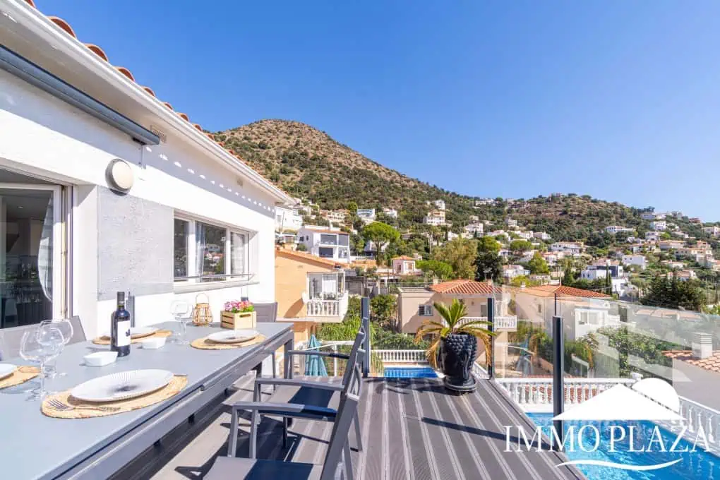 Beautiful modern villa with sea view, 3 bedrooms, 2 bathrooms, garage, swimming pool, garden + Rental Licence !