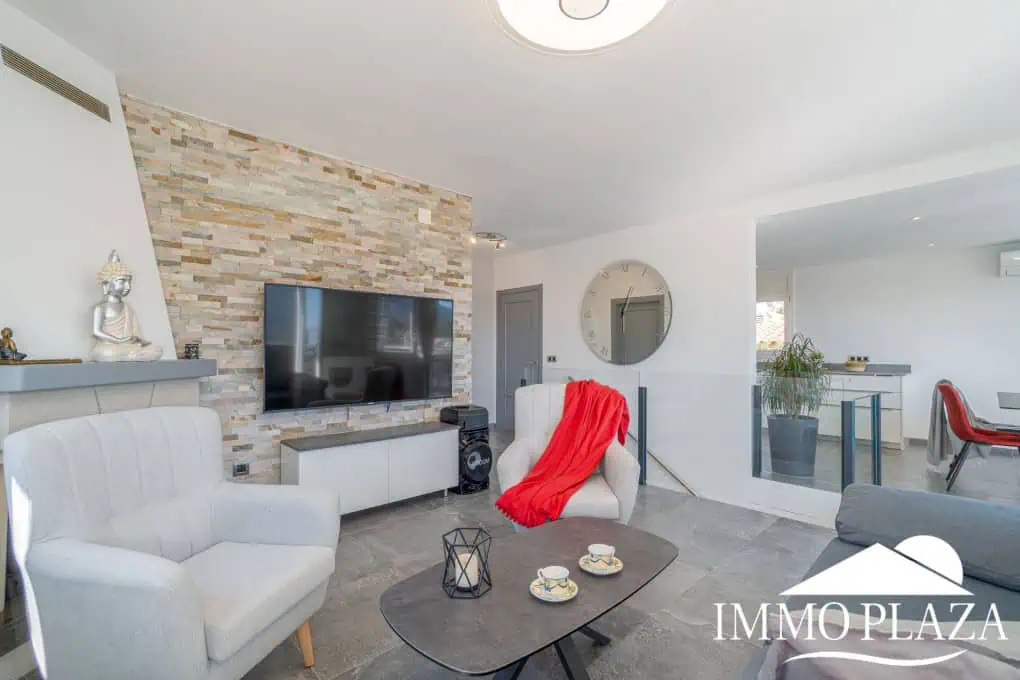 Beautiful modern villa with sea view, 3 bedrooms, 2 bathrooms, garage, swimming pool, garden + Rental Licence !