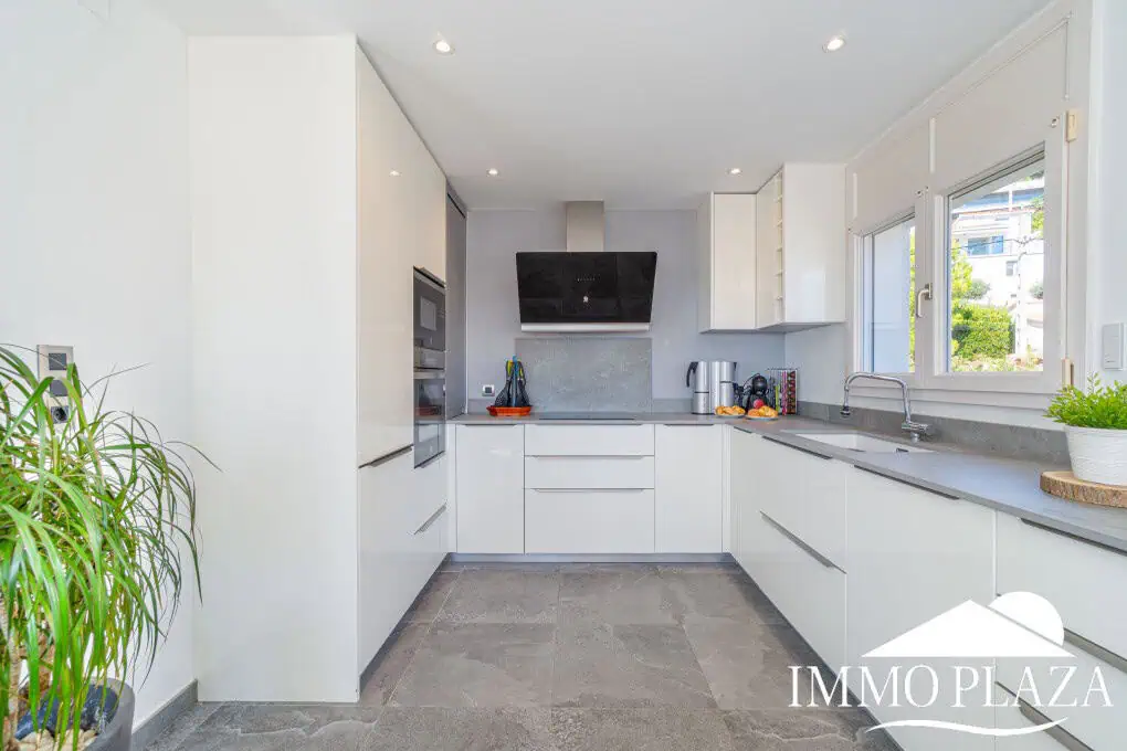 Beautiful modern villa with sea view, 3 bedrooms, 2 bathrooms, garage, swimming pool, garden + Rental Licence !