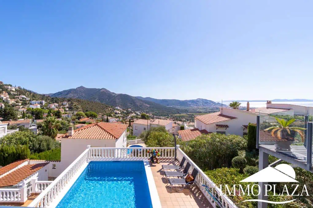 Beautiful modern villa with sea view, 3 bedrooms, 2 bathrooms, garage, swimming pool, garden + Rental Licence !