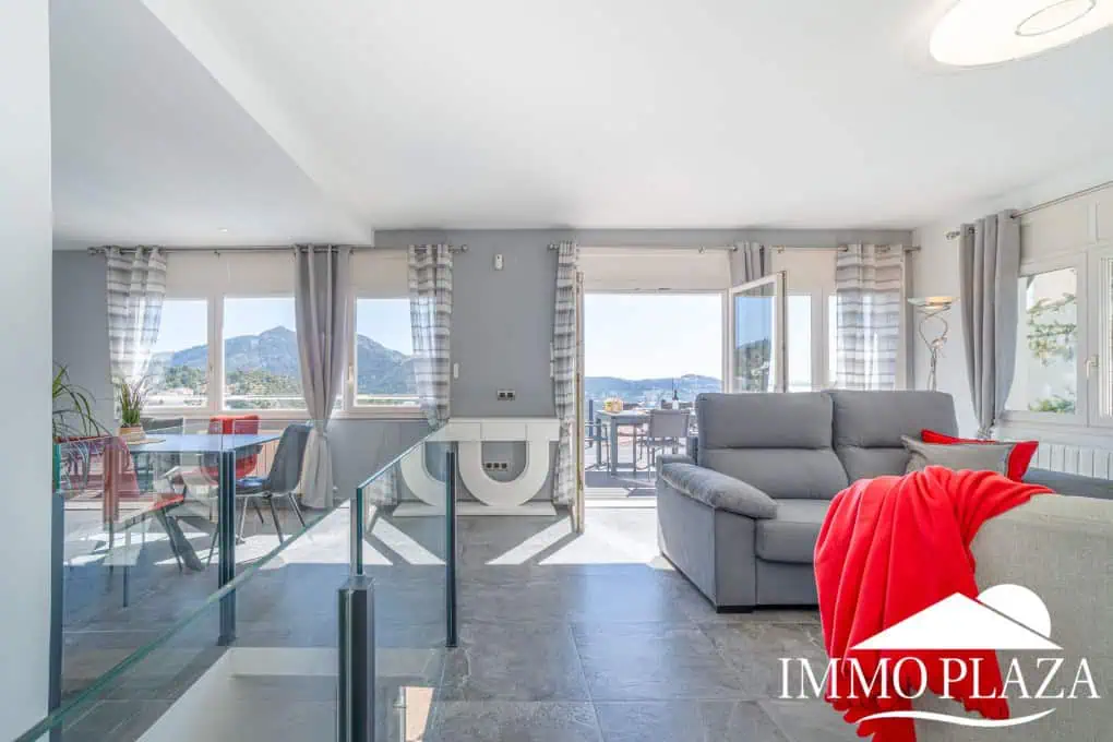 Beautiful modern villa with sea view, 3 bedrooms, 2 bathrooms, garage, swimming pool, garden + Rental Licence !