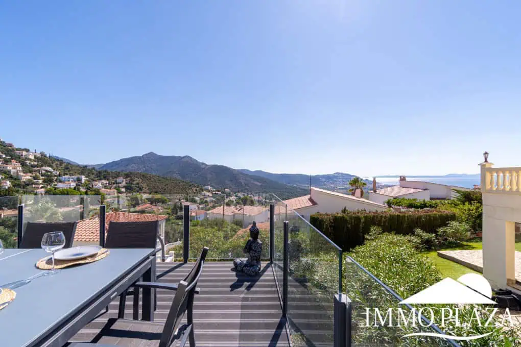 Beautiful modern villa with sea view, 3 bedrooms, 2 bathrooms, garage, swimming pool, garden + Rental Licence !