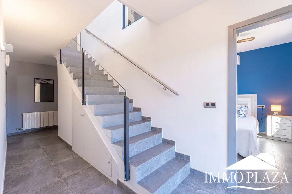Beautiful modern villa with sea view, 3 bedrooms, 2 bathrooms, garage, swimming pool, garden + Rental Licence !