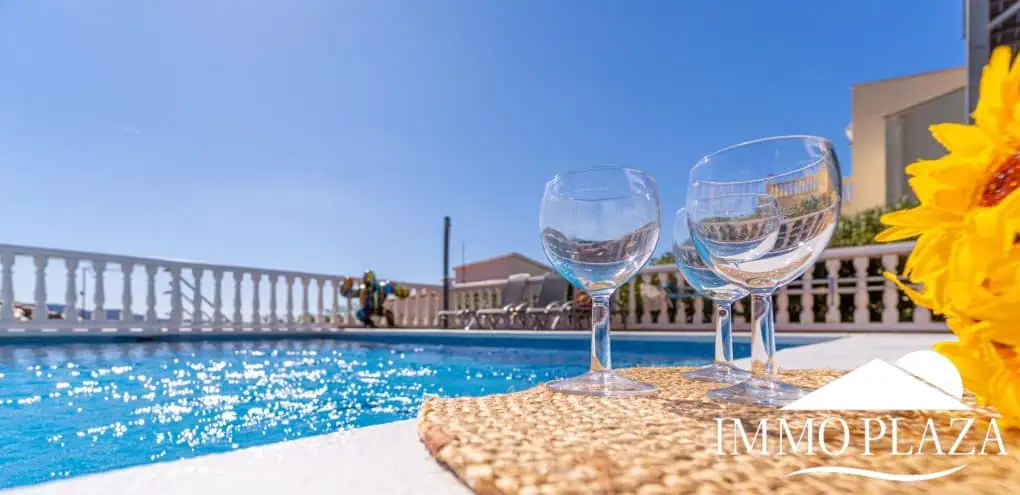 Beautiful modern villa with sea view, 3 bedrooms, 2 bathrooms, garage, swimming pool, garden + Rental Licence !
