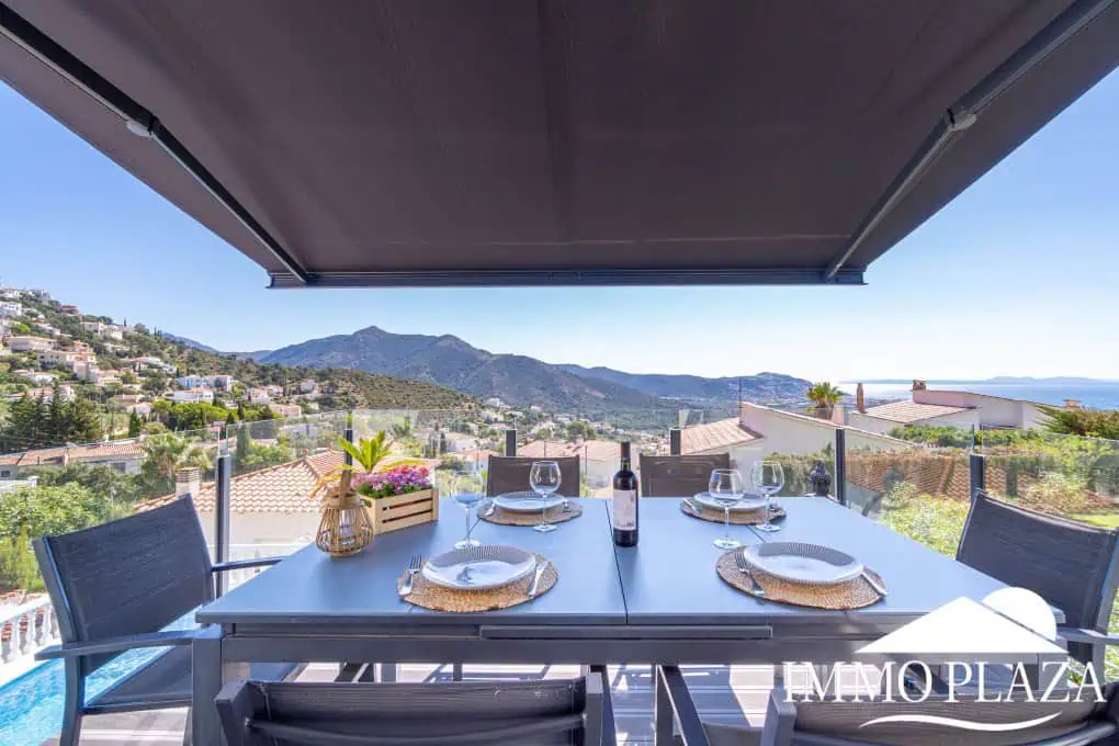 Beautiful modern villa with sea view, 3 bedrooms, 2 bathrooms, garage, swimming pool, garden + Rental Licence !