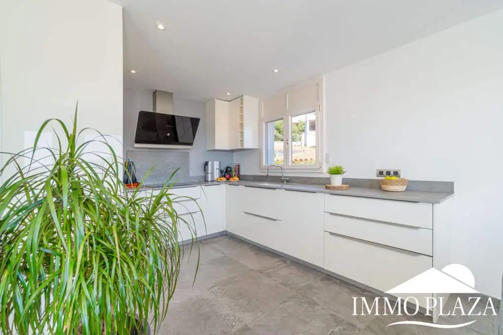 Beautiful modern villa with sea view, 3 bedrooms, 2 bathrooms, garage, swimming pool, garden + Rental Licence !