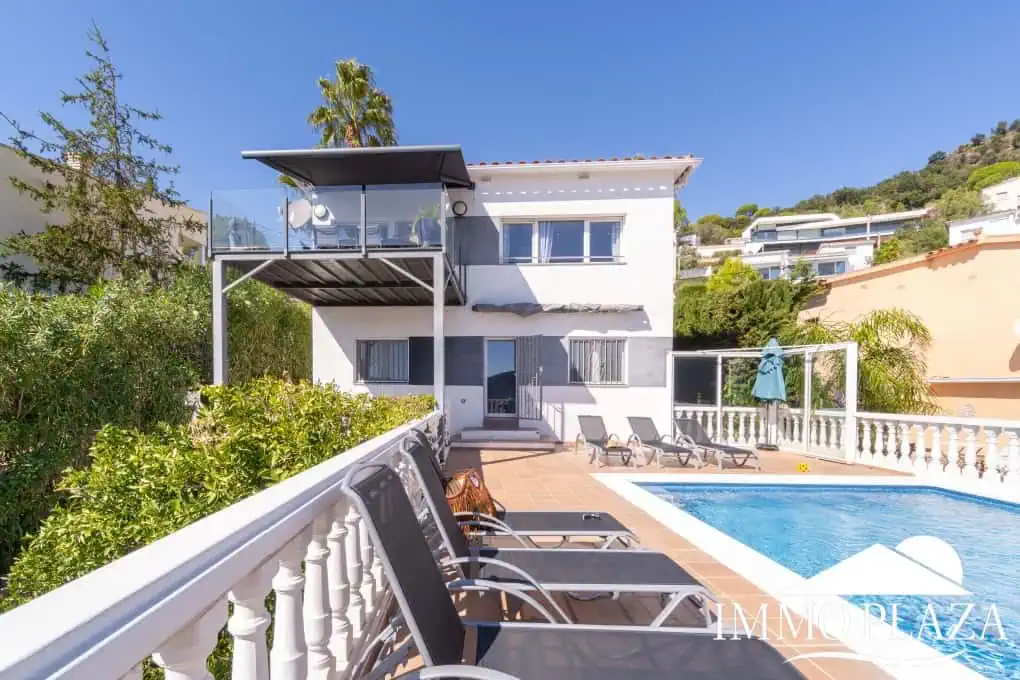 Beautiful modern villa with sea view, 3 bedrooms, 2 bathrooms, garage, swimming pool, garden + Rental Licence !