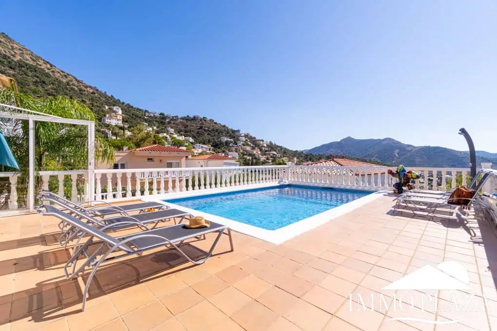 Beautiful modern villa with sea view, 3 bedrooms, 2 bathrooms, garage, swimming pool, garden + Rental Licence !