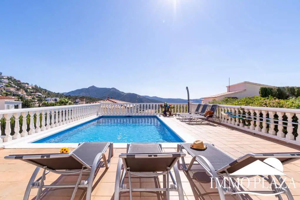 Beautiful modern villa with sea view, 3 bedrooms, 2 bathrooms, garage, swimming pool, garden + Rental Licence !